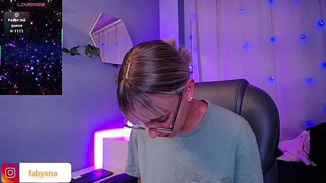 Snapshot of peyton_golden1 chatting on October 31, 3:25 am peyton golden1 online show from October 31, 3:25 am