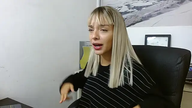 Snapshot of peyton_golden1 chatting on November 21, 4:00 am peyton golden1 online show from November 21, 4:00 am