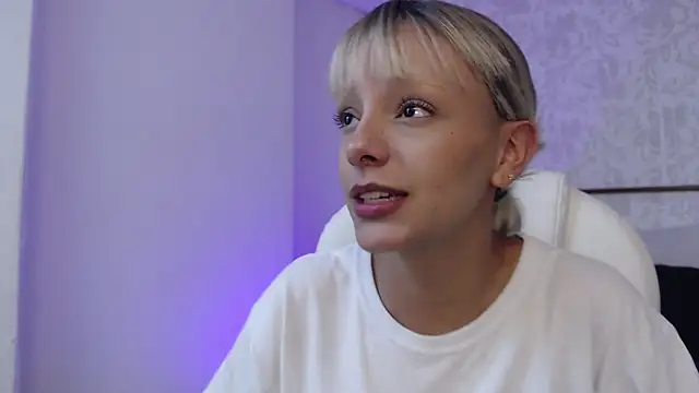 Snapshot of peyton_golden1 chatting on December 4, 3:27 am peyton golden1 online show from December 4, 3:27 am