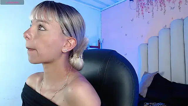Snapshot of peyton_golden1 chatting on September 24, 3:35 am peyton golden1 online show from September 24, 3:35 am