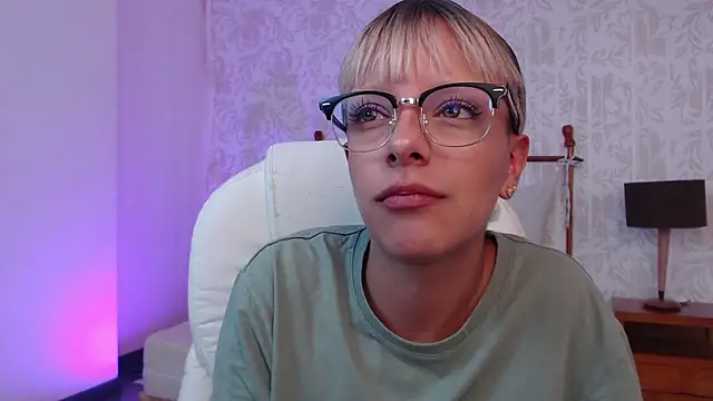 Snapshot of peyton_golden1 chatting on November 29, 3:28 am peyton golden1 online show from November 29, 3:28 am