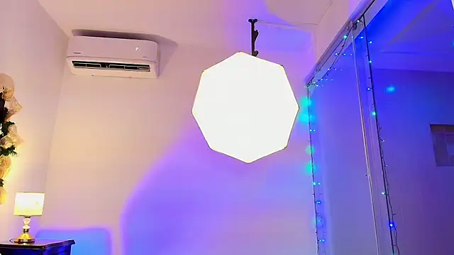 MOLLYWOODD online show from December 17, 10:15 pm