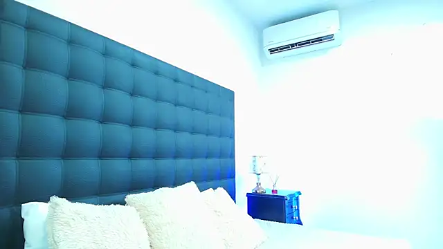 MOLLYWOODD online show from February 9, 4:05 pm