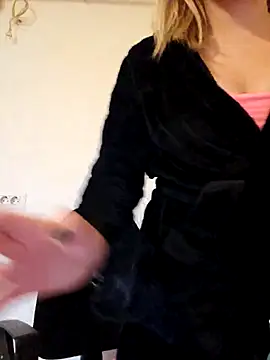 Snapshot of Selenna_emma chatting on October 6, 12:39 pm Selenna emma online show from October 6, 12:39 pm