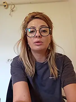 Snapshot of Selenna_emma chatting on October 15, 11:18 am Selenna emma online show from October 15, 11:18 am