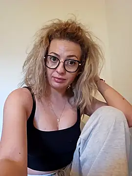 Snapshot of Selenna_emma chatting on September 15, 2:28 pm Selenna emma online show from September 15, 2:28 pm