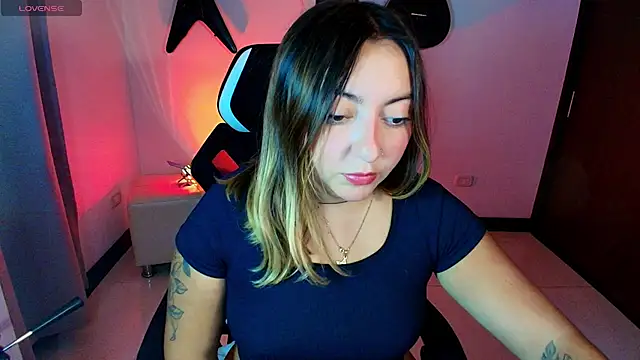 Snapshot of miaawild chatting on October 11, 12:11 am miaawild online show from October 11, 12:11 am