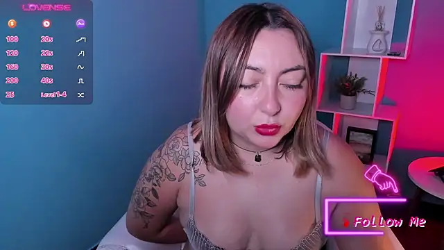 Snapshot of miaawild chatting on February 18, 11:08 pm miaawild online show from February 18, 11:08 pm