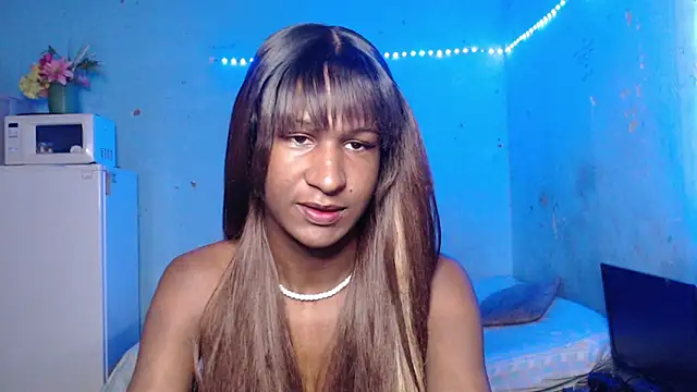 Angell Dustt  online show from October 25, 5:02 pm