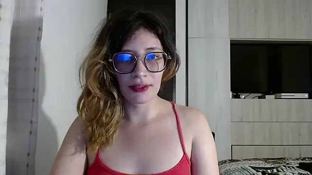 Snapshot of mariana124- chatting on December 30, 10:45 pm mariana124- online show from December 30, 10:45 pm
