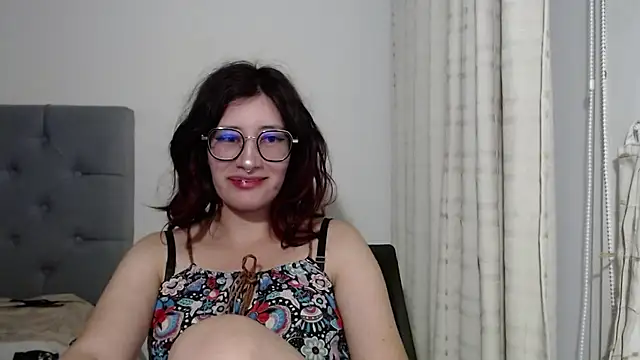 Snapshot of mariana124- chatting on January 6, 7:02 pm mariana124- online show from January 6, 7:02 pm