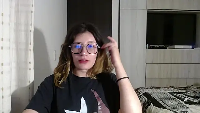 Snapshot of mariana124- chatting on December 18, 9:08 pm mariana124- online show from December 18, 9:08 pm