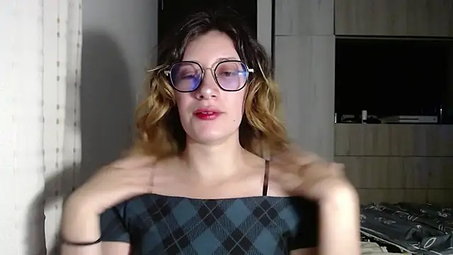 Snapshot of mariana124- chatting on December 20, 2:37 pm mariana124- online show from December 20, 2:37 pm