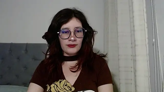 Snapshot of mariana124- chatting on February 4, 7:33 pm mariana124- online show from February 4, 7:33 pm