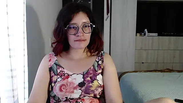 Snapshot of mariana124- chatting on February 12, 9:43 pm mariana124- online show from February 12, 9:43 pm