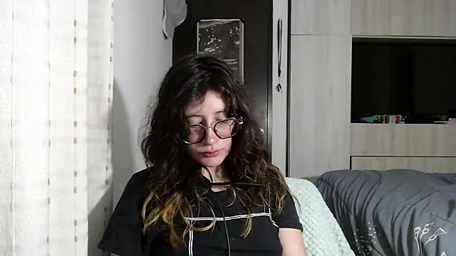 Snapshot of mariana124- chatting on September 18, 1:30 am mariana124- online show from September 18, 1:30 am