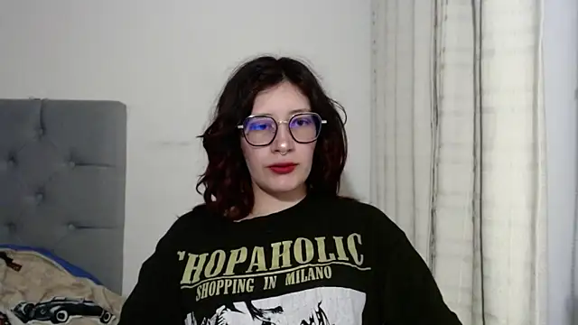 Snapshot of mariana124- chatting on January 7, 6:24 pm mariana124- online show from January 7, 6:24 pm