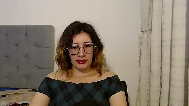 Snapshot of mariana124- chatting on December 23, 5:11 pm mariana124- online show from December 23, 5:11 pm