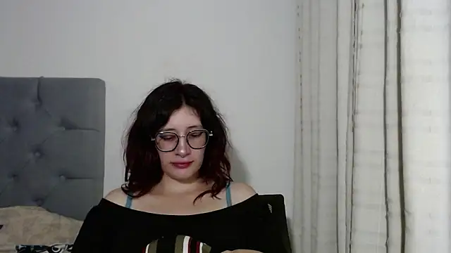 Snapshot of mariana124- chatting on January 4, 6:41 am mariana124- online show from January 4, 6:41 am