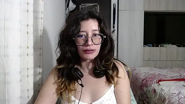 Snapshot of mariana124- chatting on October 10, 1:17 am mariana124- online show from October 10, 1:17 am