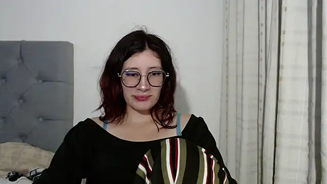 Snapshot of mariana124- chatting on January 4, 3:29 am mariana124- online show from January 4, 3:29 am