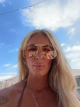 Snapshot of blondiluvsanal chatting on June 18, 3:50 pm blondiluvsanal online show from June 18, 3:50 pm