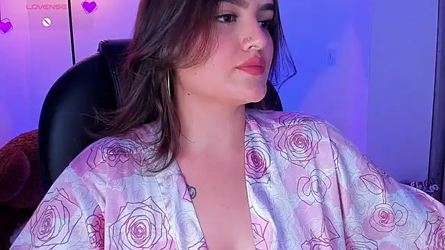 Snapshot of ellarosee_ chatting on December 13, 8:04 pm ellarosee online show from December 13, 8:04 pm