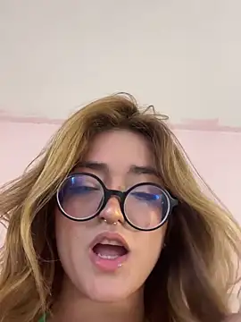 Snapshot of SweetJennaa chatting on December 20, 9:50 pm SweetJennaa online show from December 20, 9:50 pm