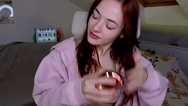 Snapshot of MiaRouge chatting on December 5, 2:54 am MiaRouge online show from December 5, 2:54 am