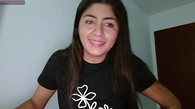 Snapshot of danna_peterson1 chatting on June 21, 8:36 pm danna peterson1 online show from June 21, 8:36 pm