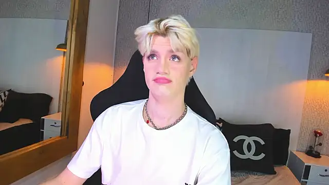 VladHellsing4 online show from February 25, 1:55 pm