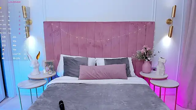 Snapshot of MilaVoxx chatting on March 6, 5:46 am MilaVoxx online show from March 6, 5:46 am