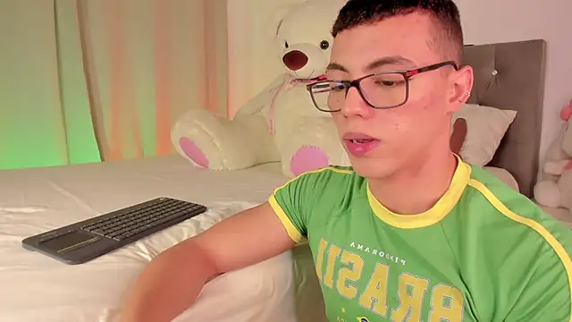 Snapshot of Nicksantoss chatting on January 6, 4:33 pm Nicksantoss online show from January 6, 4:33 pm