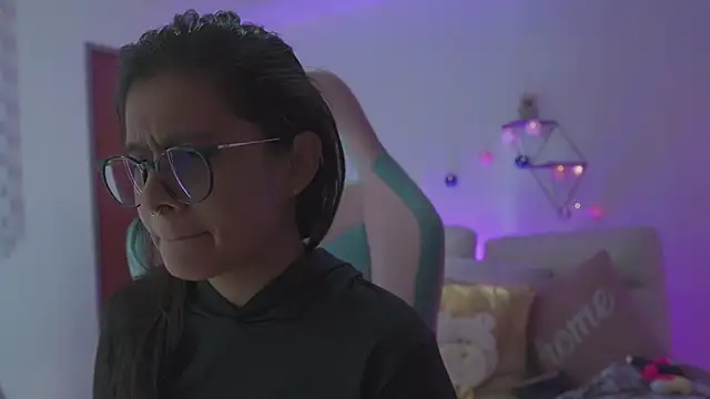 megan ssmith  online show from November 12, 9:18 pm