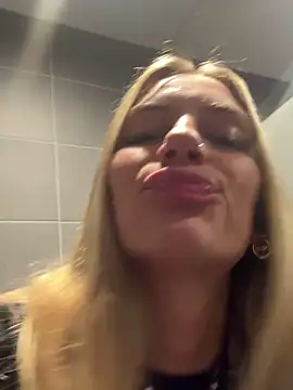Snapshot of Lydie_off chatting on January 24, 11:26 am Lydie off online show from January 24, 11:26 am