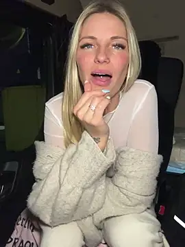 Snapshot of Lydie_off chatting on January 17, 8:33 pm Lydie off online show from January 17, 8:33 pm