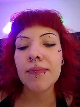 Snapshot of Sarah-Stoner chatting on June 17, 12:32 am Sarah-Stoner online show from June 17, 12:32 am