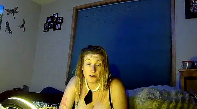 Snapshot of lilyhornyhousewife chatting on December 21, 11:44 am lilyhornyhousewife online show from December 21, 11:44 am