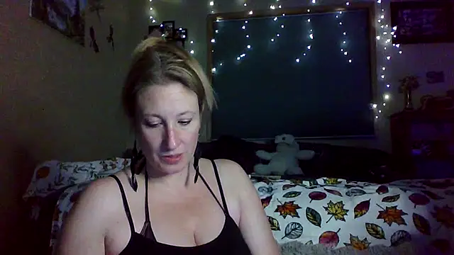 Snapshot of lilyhornyhousewife chatting on September 28, 10:44 am lilyhornyhousewife online show from September 28, 10:44 am