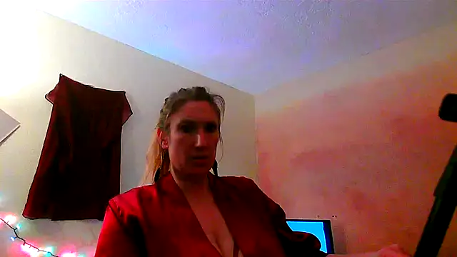 Snapshot of lilyhornyhousewife chatting on January 5, 9:15 am lilyhornyhousewife online show from January 5, 9:15 am