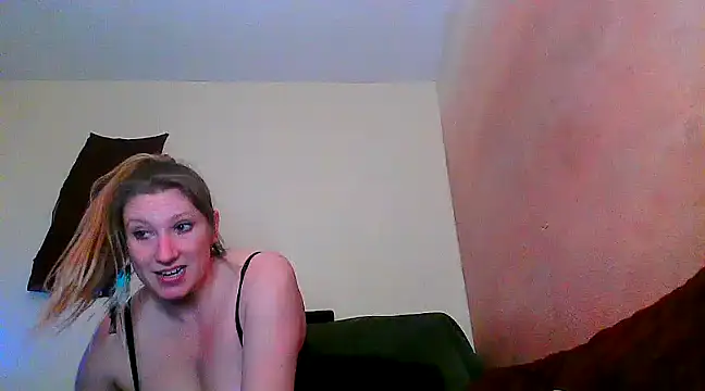 Snapshot of lilyhornyhousewife chatting on March 17, 2:30 am lilyhornyhousewife online show from March 17, 2:30 am
