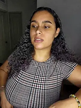 Snapshot of cinnaminnie chatting on January 6, 8:13 pm cinnaminnie online show from January 6, 8:13 pm