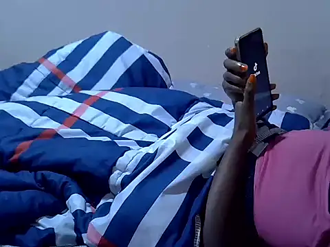 Snapshot of Just_Karu chatting on December 3, 12:01 am Just Karu online show from December 3, 12:01 am