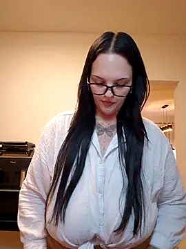 Snapshot of Jujuicy_97 chatting on May 19, 9:33 pm Jujuicy 97 online show from May 19, 9:33 pm