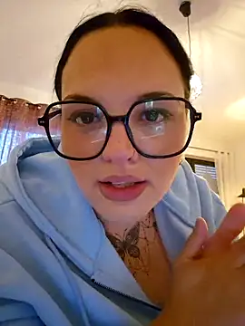 Snapshot of Jujuicy_97 chatting on June 12, 4:10 am Jujuicy 97 online show from June 12, 4:10 am