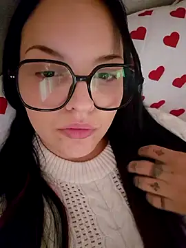 Snapshot of Jujuicy_97 chatting on June 14, 6:31 pm Jujuicy 97 online show from June 14, 6:31 pm