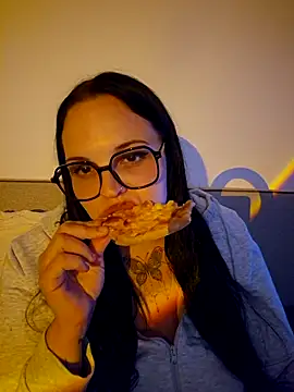 Snapshot of Jujuicy_97 chatting on June 7, 8:36 pm Jujuicy 97 online show from June 7, 8:36 pm