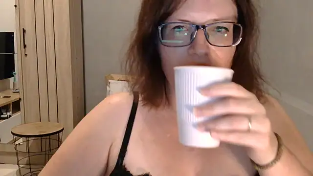 Snapshot of CrimsonMistress chatting on October 10, 10:10 pm CrimsonMistress online show from October 10, 10:10 pm