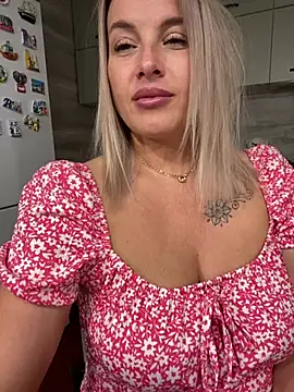 Snapshot of Cute_Hot_Alice chatting on July 11, 10:21 pm Cute Hot Alice online show from July 11, 10:21 pm