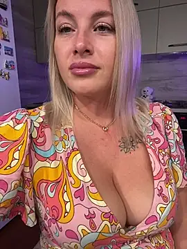 Snapshot of Cute_Hot_Alice chatting on July 15, 9:22 pm Cute Hot Alice online show from July 15, 9:22 pm